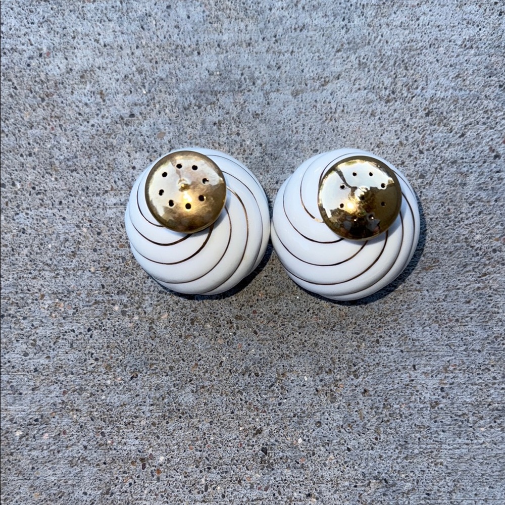 Vintage White and Gold Ceramic Salt and Pepper Shakers - Picture 7 of 8